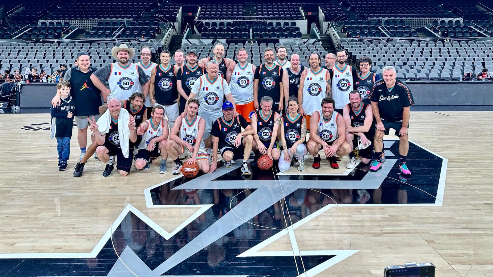 L'association Spurs Nation France en voyage à San Antonio entre le 23/01 et le 31/01/2023, ici lors de la session sur le parquet des Spurs L'association Spurs Nation France en voyage à San Antonio entre le 23/01 et le 31/01/2023, ici lors de la session sur le parquet des Spurs