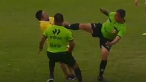 Un arbitre met un high kick au membre d’un staff d’une équipe péruvienne - le 31/03/2025