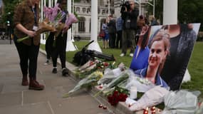 Des fleurs et des bougies déposées le 16 juin 2016 devant le Parlement, à Londres, en hommage à Jo Cox