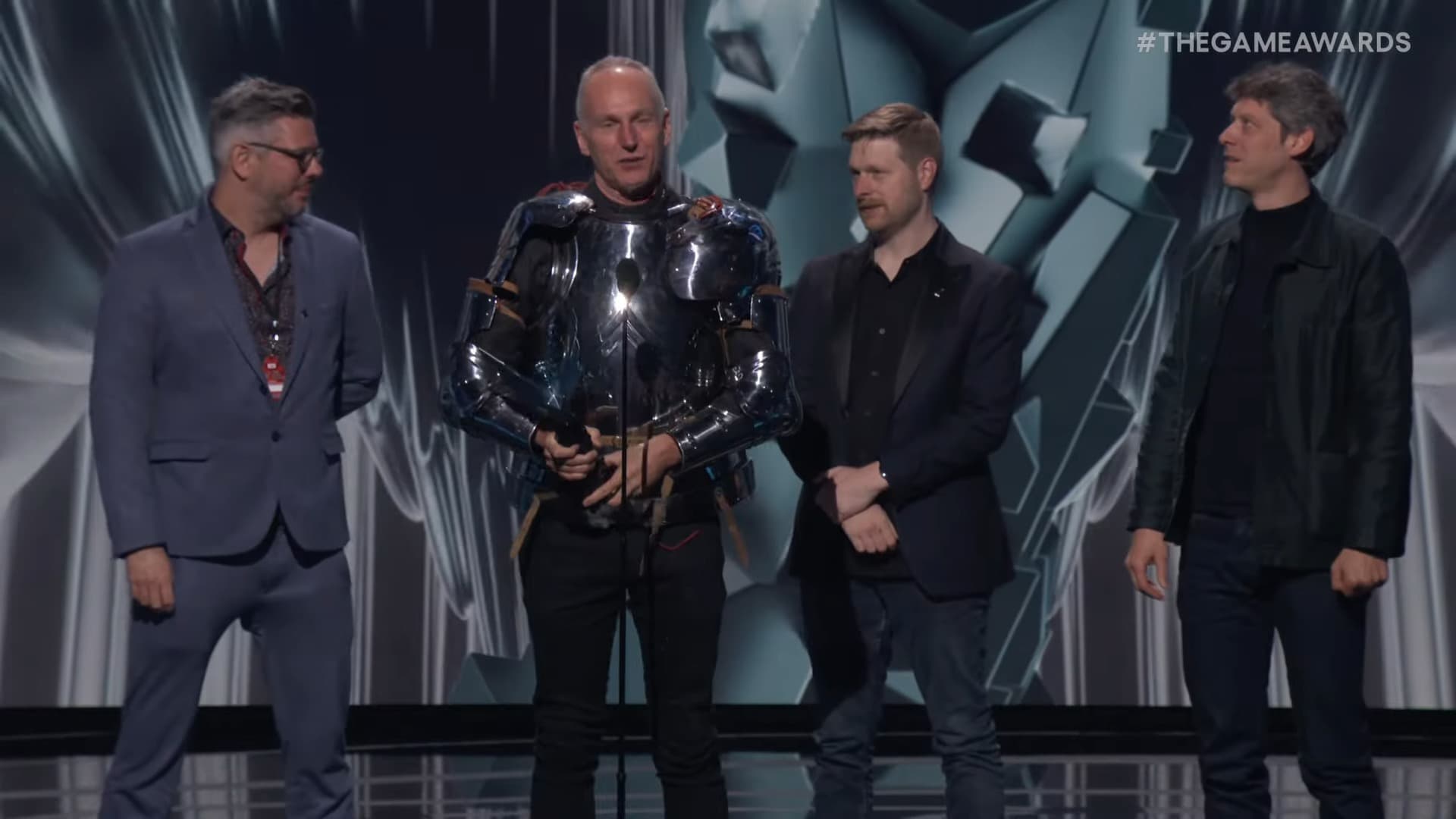 L'équipe de Baldur's Gate 3 venant récupérer son prix de Jeu de l'année 2023 aux Game Awards