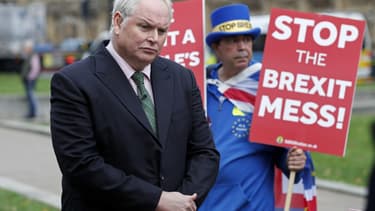 Un reporter de Sky News attire l'attention d'un manifestant anti-Brexit devant le Palais de Westminster, à Londres, le 15 novembre 2018 (photo d'illustration)