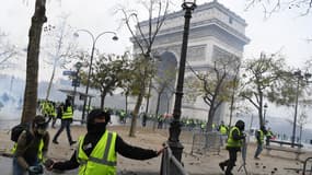378 personnes ont été placées en garde à vue samedi. 