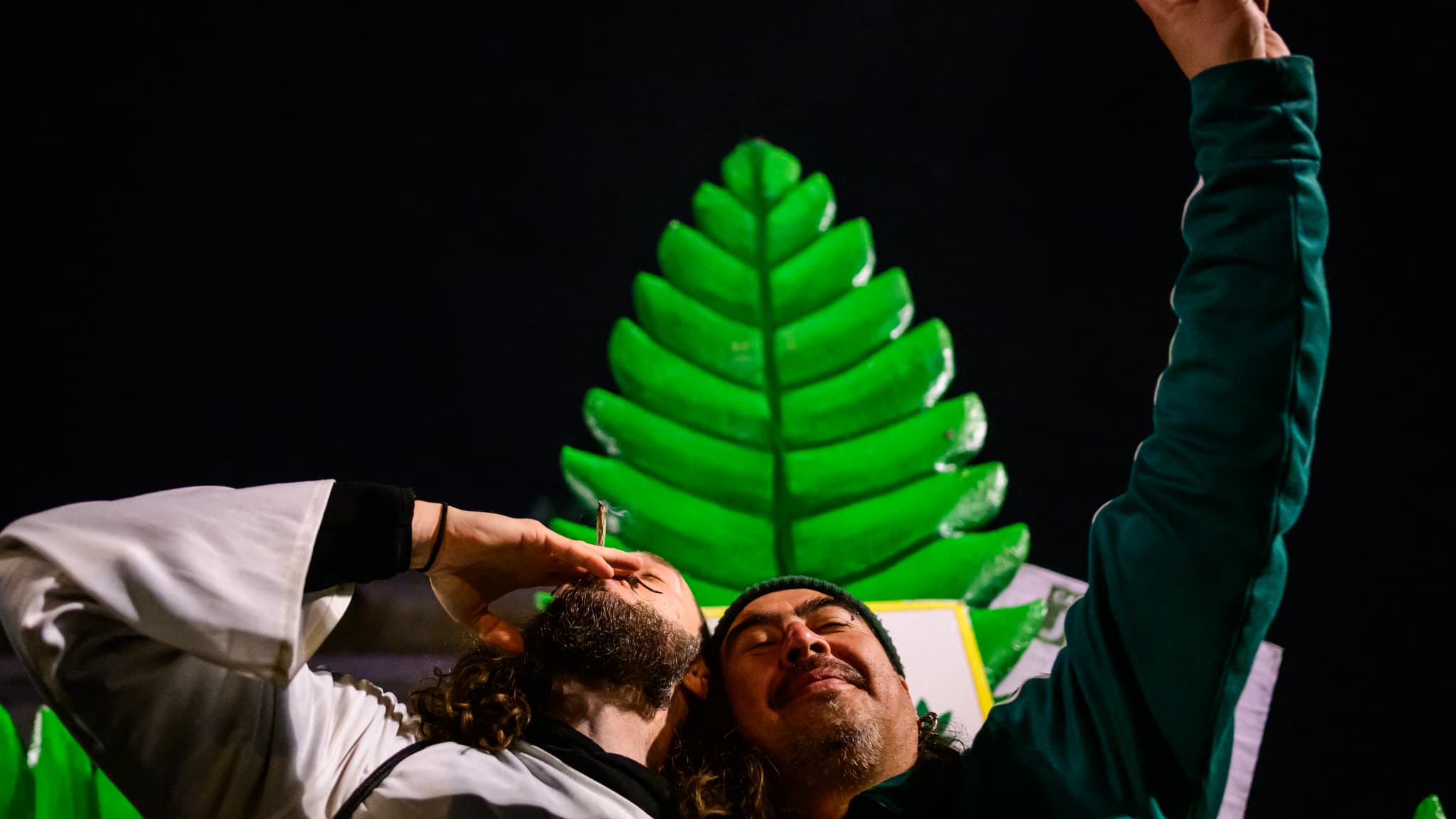Des passants célèbrent la légalisation du cannabis récréatif à Berlin, devant la porte de Brandebourg, au cœur de Berlin Des passants célèbrent la légalisation du cannabis récréatif à Berlin, devant la porte de Brandebourg, au cœur de Berlin
