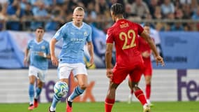 Erling Haaland face à Loïc Badé, au Pirée le 16 août 2023