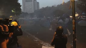 L'évacuation par la police du parc Gezi, le samedi 15 juin à Istanbul, sous le regard des journalistes.