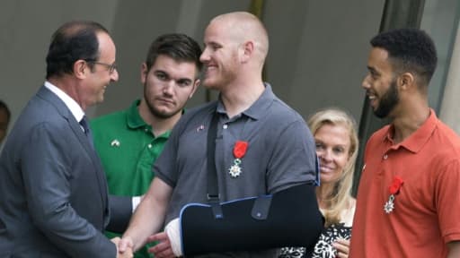 Le président François Hollande remet la légion d'Honneur le 24 août 2015 à l'Elysée à Spencer Stone pour avoir désarmé un homme qui s'apprêtait à ouvrir le feu dans un train Thalys entre Amsterdam et Paris