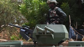 Un militaire devant le palais des Congrès de Niamey au Niger, le 7 juillet dernier. 