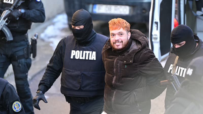 Le narcotrafiquant Mohamed Amra escorté par des policiers à la cour d'appel de Bucarest, en Roumanie, le 23 février 2025.