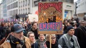 Un pancarte ciblant Emmanuel Macron lors d'une manifestation contre la réforme des retraites le 23 mars 2023