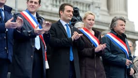 Florian Philippot, au centre, entouré de Nicolas Bay à sa droite et de Marion Maréchal - Le Pen et Gilbert Collard à sa gauche.