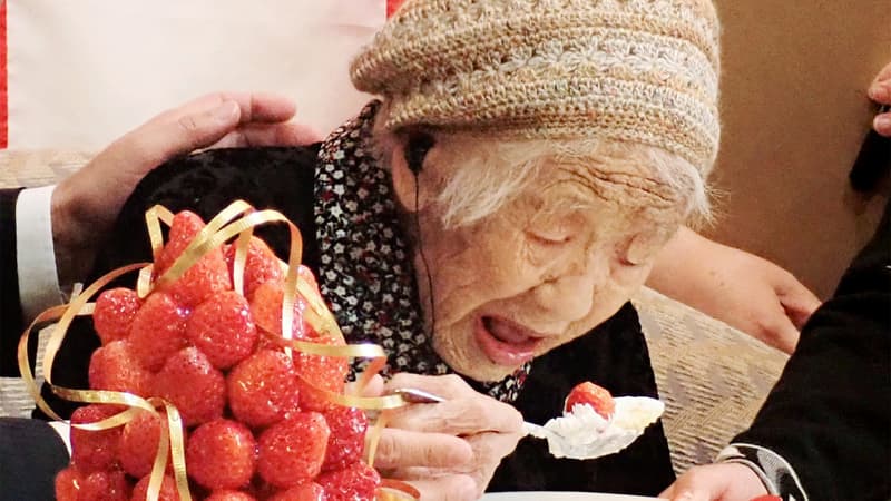 Kane Tanaka, doyenne de l'humanité, lors de son 116ème anniversaire en 2019