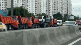 Des camions remplis de sable à Moscou