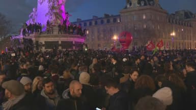 Plusieurs milliers de personnes rassemblées place de la République à Paris pour protester contre la réforme des retraites mardi 21 mars 2023.
