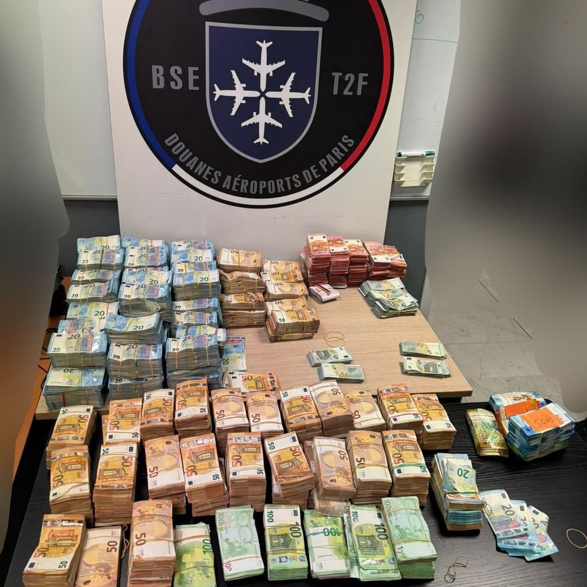 INFO BFMTV. Deux millions d'euros dcouverts dans des bagages  l'aroport  Paris-Charles de Gaulle, une saisie record
