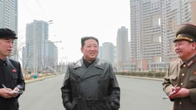 Le dirigeant nord-coréen Kim Jong-un inspectant un nouveau quartier en construction, le 16 mars 2022. Photo de l'agence nord-coréenne KCNA (illustrationà