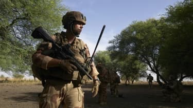 Un soldat français patrouille au Sahel, dans le nord du Burkina Faso, le 9 novembre 2019.