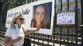 La mère de Julie Douib touche le portrait de sa fille, le 10 juin 2021, devant le Palais de justice de Bastia