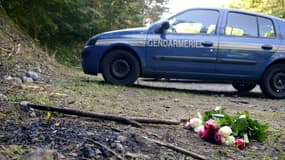 Un bouquet de fleurs déposé à l'endroit où a eu lieu la tuerie qui a fait quatre morts dans les Alpes françaises