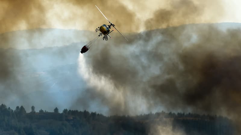 Un hélicoptère survolant des incendies à Verin, en Espagne, le 4 août 2022