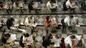 Des propositions seront faites le mois prochain pour améliorer la sécurité autour des épreuves du baccalauréat, a annoncé dimanche le ministre français de l'Education nationale, Luc Chatel. /Photo prise le 16 juin 2011/REUTERS/Stéphane Mahé