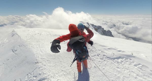 Les alpinistes au sommet du Mont Blanc Les alpinistes au sommet du Mont Blanc