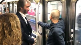 Cédric Villani dans le métro parisien ce vendredi matin.