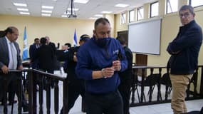 Diego Tay (C), l'une des deux personnes présumées impliquées dans le meurtre du Français Benoît Maria, lors d'une audience à Quetzaltenango, au Guatemala, le 11 décembre 2023.