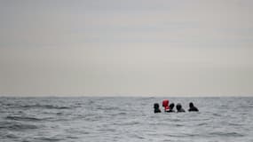 Des migrants embarqués sur une embarcation entre deux vagues au cap Blanc-Nez dans le Pas-de-Calais le 27 août 2020  - image d'illustration