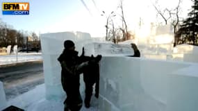 Construction d'un chateau de glace à Moscou.