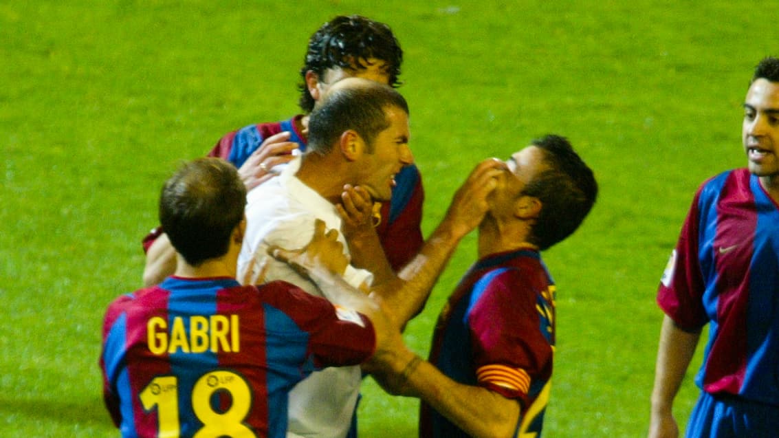 Zinedine Zidane accroche Luis Enrique lors du match Real Madrid-Barça (1-1, Liga), le 19 avril 2003 Zinedine Zidane accroche Luis Enrique lors du match Real Madrid-Barça (1-1, Liga), le 19 avril 2003