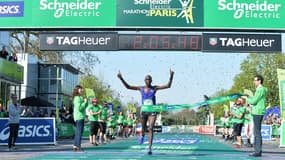 Le Kényan Mark Korir, vainqueur du 39e marathon de Paris en 2h05'49''.