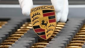 Un logo Porsche dans l'usine de Stuttgart en Allemagne.