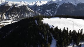 Deux randonneurs à ski ont trouvé la mort et quatre ont été blessés dimanche matin dans une avalanche à Aussois, dans le massif de la Vanoise. /Photo d'archives/REUTERS/Denis Balibouse