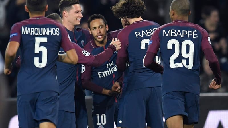 Neymar félicité par ses coéquipiers