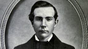 John Davison Rockefeller (ici à 18 ans), considéré comme l'homme le plus riche de ayant jamais vécu à l'ère industrielle, a débuté comme comptable dans une petite société de transport.