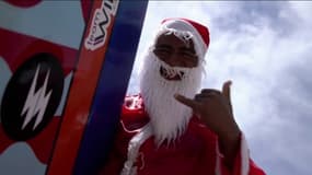 Avant sa tournée, le Père Noël s'offre une session surf au large du Brésil