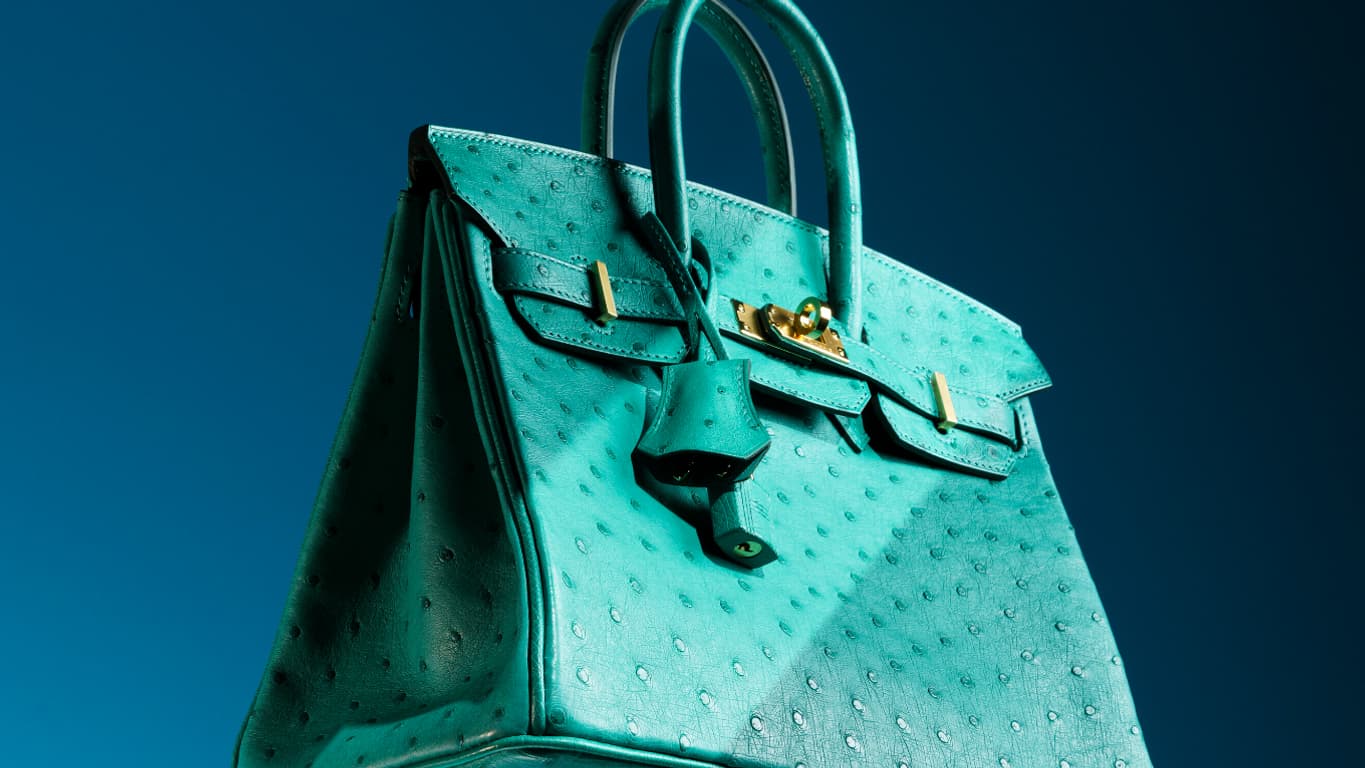 Sac Birkin 25 par Hermès en autruche vert verone et orfèvrerie en or, vendu par Christie's. Sac Birkin 25 par Hermès en autruche vert verone et orfèvrerie en or, vendu par Christie's.