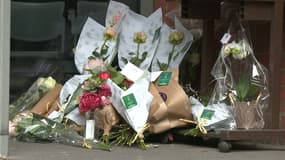 Des fleurs déposées devant le commissariat de Roubaix, en hommage aux trois policiers morts à Villeneuve-d'Ascq dimanche