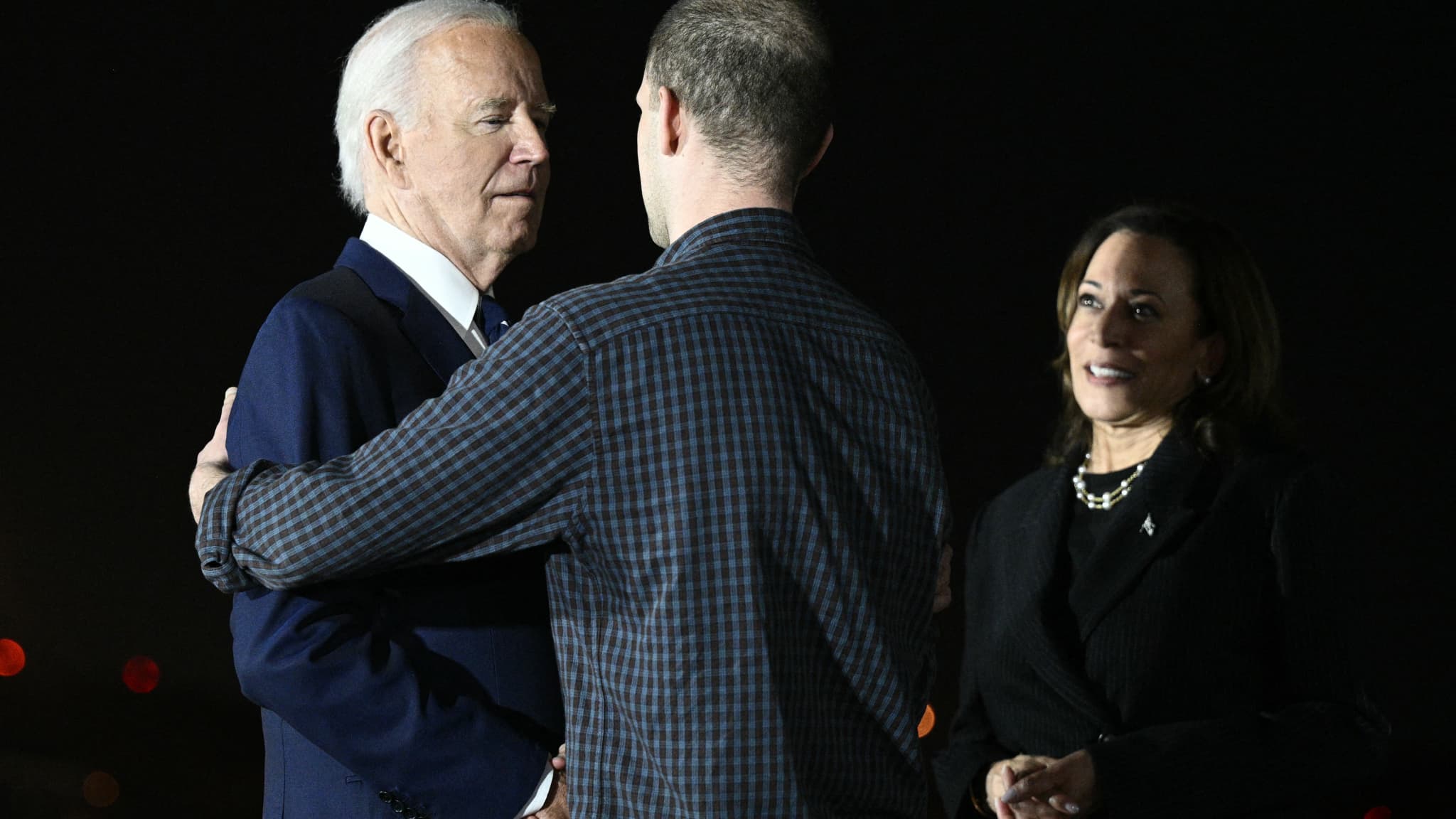L'ancien prisonnier détenu par la Russie, le journaliste américain Evan Gershkovich, est accueilli par le président américain Joe Biden et la vice-présidente Kamala Harris à son arrivée à la base militaire d'Andrews, dans le Maryland, le 1er août 2024.