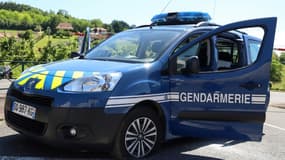 Un véhicule de la gendarmerie endommagé par l'ancien militaire recherché, le 30 mai 2021 au Lardin-Saint-Lazare, en Dordogne
