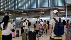 Des voyageurs à l'aéroport Suvarnabhumi à Bangkok en Thaïlande, le 6 janvier 2023