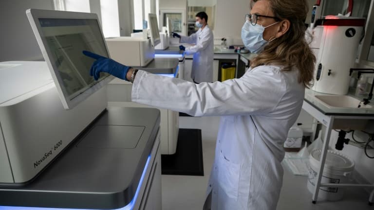 Des chercheurs du laboratoire Auragen travaillent sur l'ADN, le 23 février 2022 à Lyon