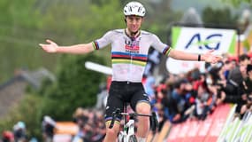 Tadej Pogacar (UAE-Team Emirates) triomphe sur la Flèche Wallonne après son attaque sur le Mur de Huy, 23 avril 2025