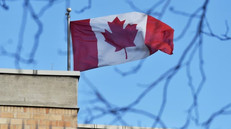 Le drapeau canadien au-dessus de l'ambassade du Canada à Pékin en janvier 2019