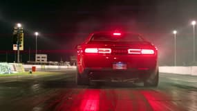 Sur la plaque du modèle qui apparaît en vidéo, une mystérieuse équation "3.9,+221=405"