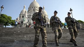 Des militaires surveillent les abords du Sacré-Coeur, à Paris, dans le cadre du plan Vigipirate. (PHOTO D'ILLUSTRATION)