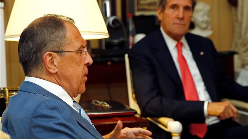 Le secrétaire d'Etat américain John Kerry (à droite) et le ministre russe des Affaires étrangères Sergueï Lavrov ont réaffirmé lundi, dans un grand hôtel parisien, leur profond engagement aux principes de la conférence de Genève I prévoyant un gouvernemen