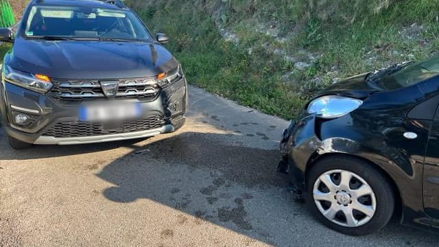 Une photo de l'accident de la Dacia de Nadia, en mars 2023, à Nice (Côte-d'Azur) Une photo de l'accident de la Dacia de Nadia, en mars 2023, à Nice (Côte-d'Azur)