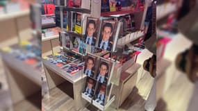 Le nouveau livre de Nicolas Sarkozy dans une boutique de l'aéroport de Nice.