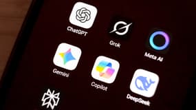 Des applications de chatbots IA sur un smartphone.